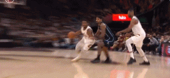 金年会体育生涯十佳！多诺万-米切尔中路突击 起飞滑翔双手暴力抡扣砸进篮筐