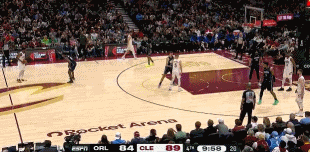 金年会体育生涯十佳！多诺万-米切尔中路突击 起飞滑翔双手暴力抡扣砸进篮筐