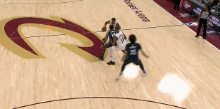 金年会体育生涯十佳！多诺万-米切尔中路突击 起飞滑翔双手暴力抡扣砸进篮筐