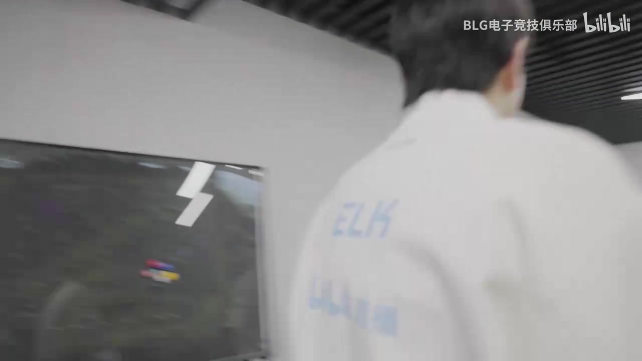 金年会金字招牌诚信至上神情落寞＋无可奈何：输给TES后 BLG全员在后台情绪表现的很低落