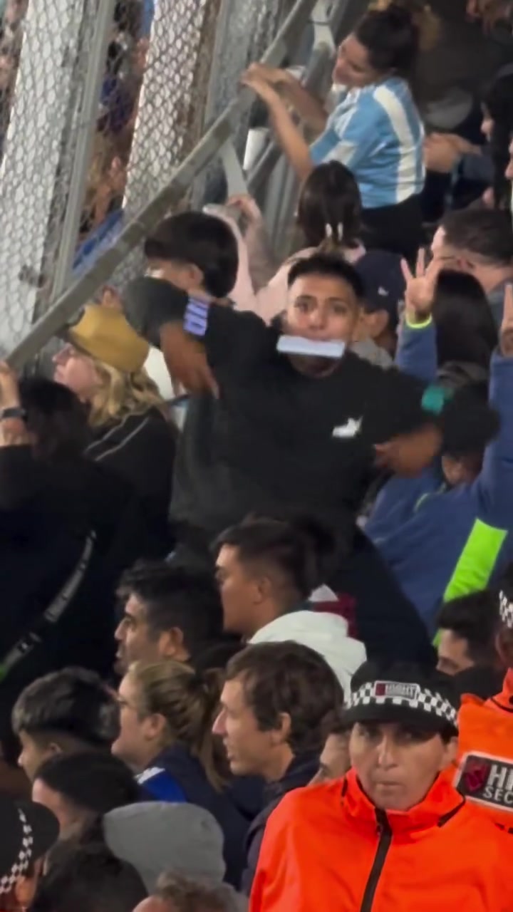 金年会金字招牌信誉至上嘲讽！阿根廷球迷对着巴西球迷模仿猴子，还做了不雅手势