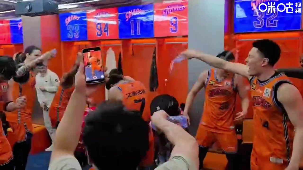 金年会比夺冠还开心🥳上海全队在更衣室激情庆祝！往哈维头上疯狂浇水