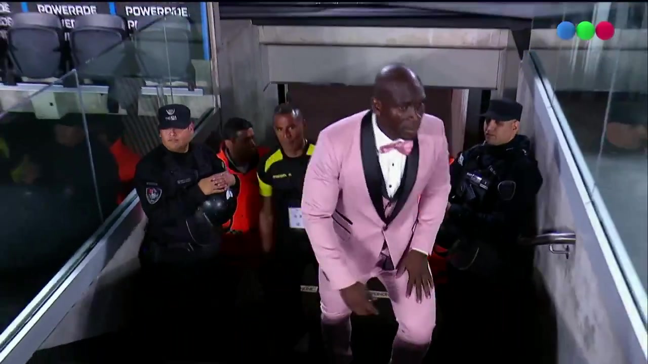 jinnianhui金年会实在优雅！巴塞罗那SC主帅着正装带队，遭河床狂轰滥炸但0-0逼平