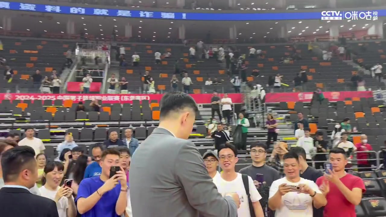 金年会金字招牌信誉至上固定节目！赛后杜锋和现场球迷大合影❤️