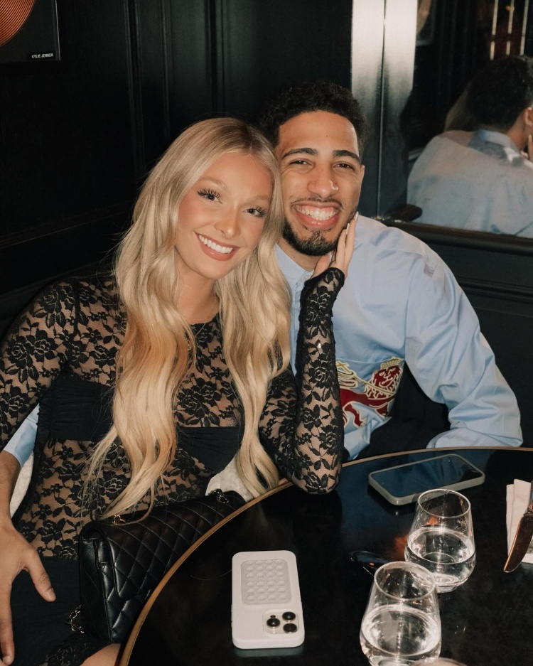 金年会体育哈利伯顿晒与女友合照：六年光阴&无数回忆&余生共度 爱你❤️