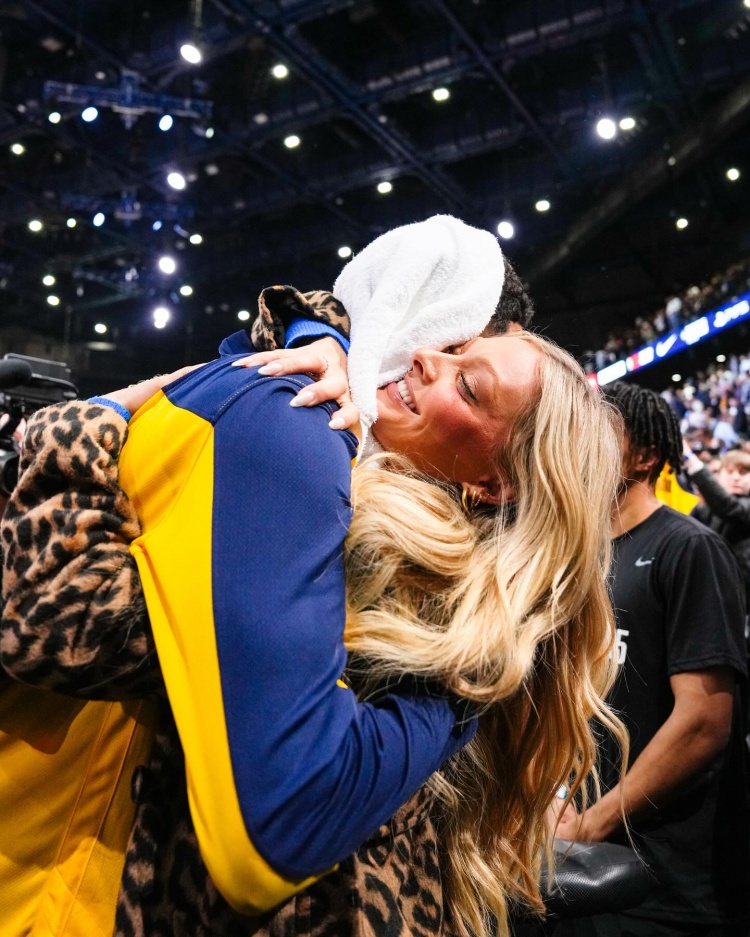 金年会体育哈利伯顿晒与女友合照：六年光阴&无数回忆&余生共度 爱你❤️