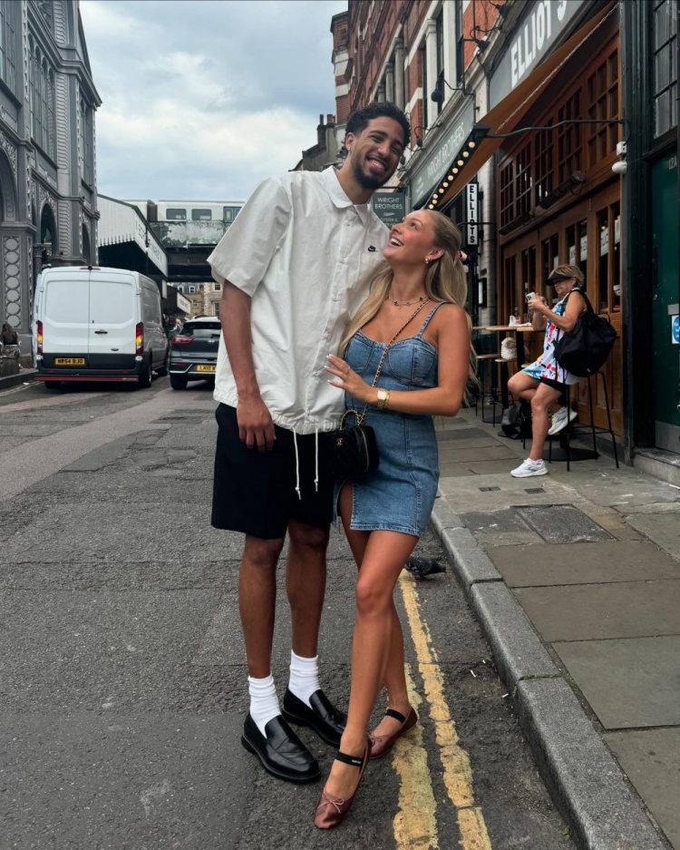 金年会体育哈利伯顿晒与女友合照：六年光阴&无数回忆&余生共度 爱你❤️