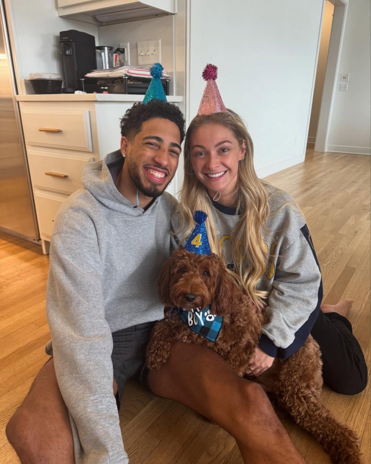 金年会体育哈利伯顿晒与女友合照：六年光阴&无数回忆&余生共度 爱你❤️