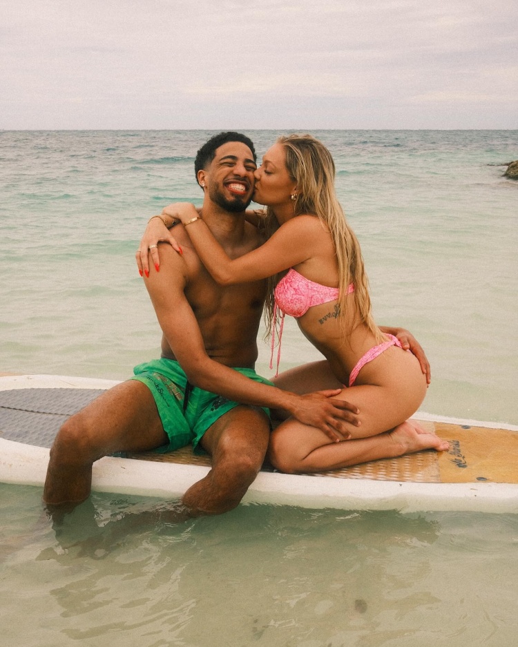 金年会体育哈利伯顿晒与女友合照：六年光阴&无数回忆&余生共度 爱你❤️