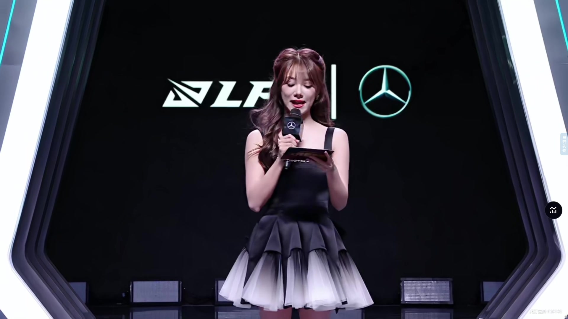 jinnianhui金年会甜美甜美😍iG交手NIP 小钰黑色连衣裙出场