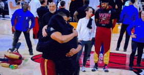 金年会体育见到老队友！汤普森紧紧拥抱刚刚失去父亲的乐福