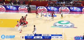 金年会难顶😥曾凡博掩护吃到第3次犯规+嘴唇出血 还被迪亚洛打了一下