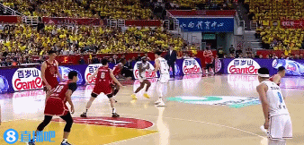 金年会难顶😥曾凡博掩护吃到第3次犯规+嘴唇出血 还被迪亚洛打了一下