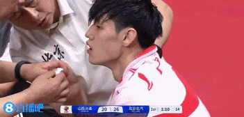 金年会难顶😥曾凡博掩护吃到第3次犯规+嘴唇出血 还被迪亚洛打了一下