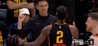 金年会体育😂顺手的事！亚历山大不满判罚随手对约基奇犯规&雷霆挑战失败