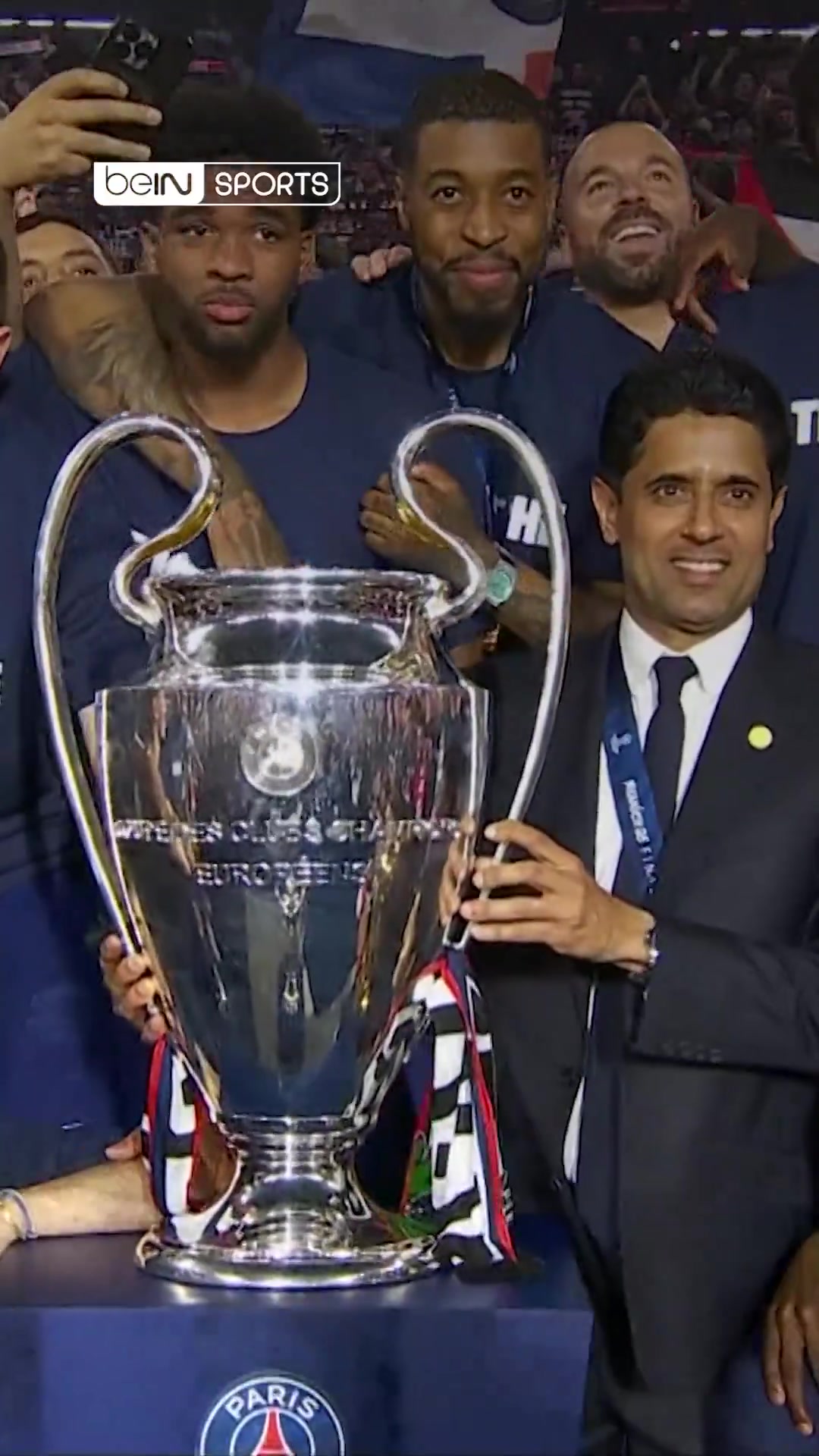 金年会体育巴黎主场展示4冠&全队唱跳庆祝，纳赛尔手扶大耳朵杯爱不释手😍